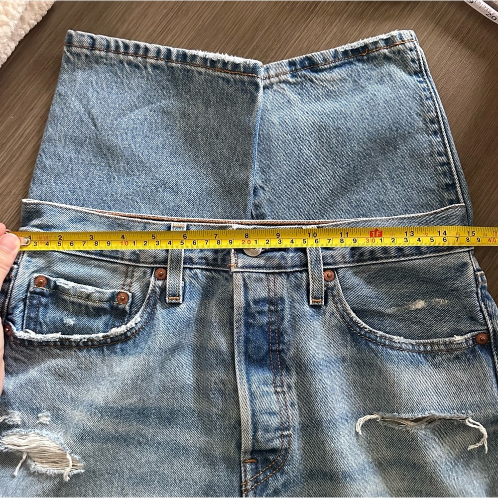 Levi’s 501 light wash high waisted button fly distressed straight leg Jean 28 - Picture 5 of 6
